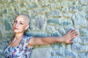 Onkologie Kosmetik - junge, schöne Frau muit ausgestrecktem Arm
